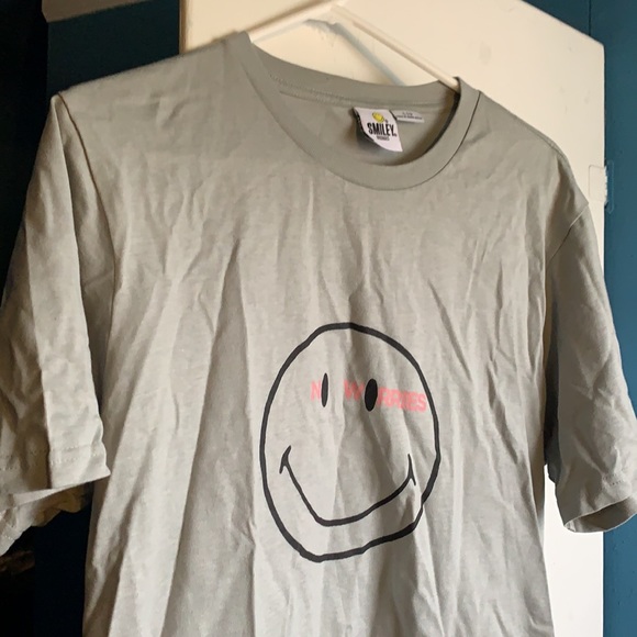Men’s medium smiley gray t shirt. - Picture 2 of 2